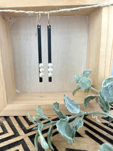 Load image into Gallery viewer, Black and gold pearl stick earrings